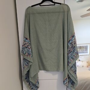 Lightweight Green Poncho with Patterned Sleeves OSFM